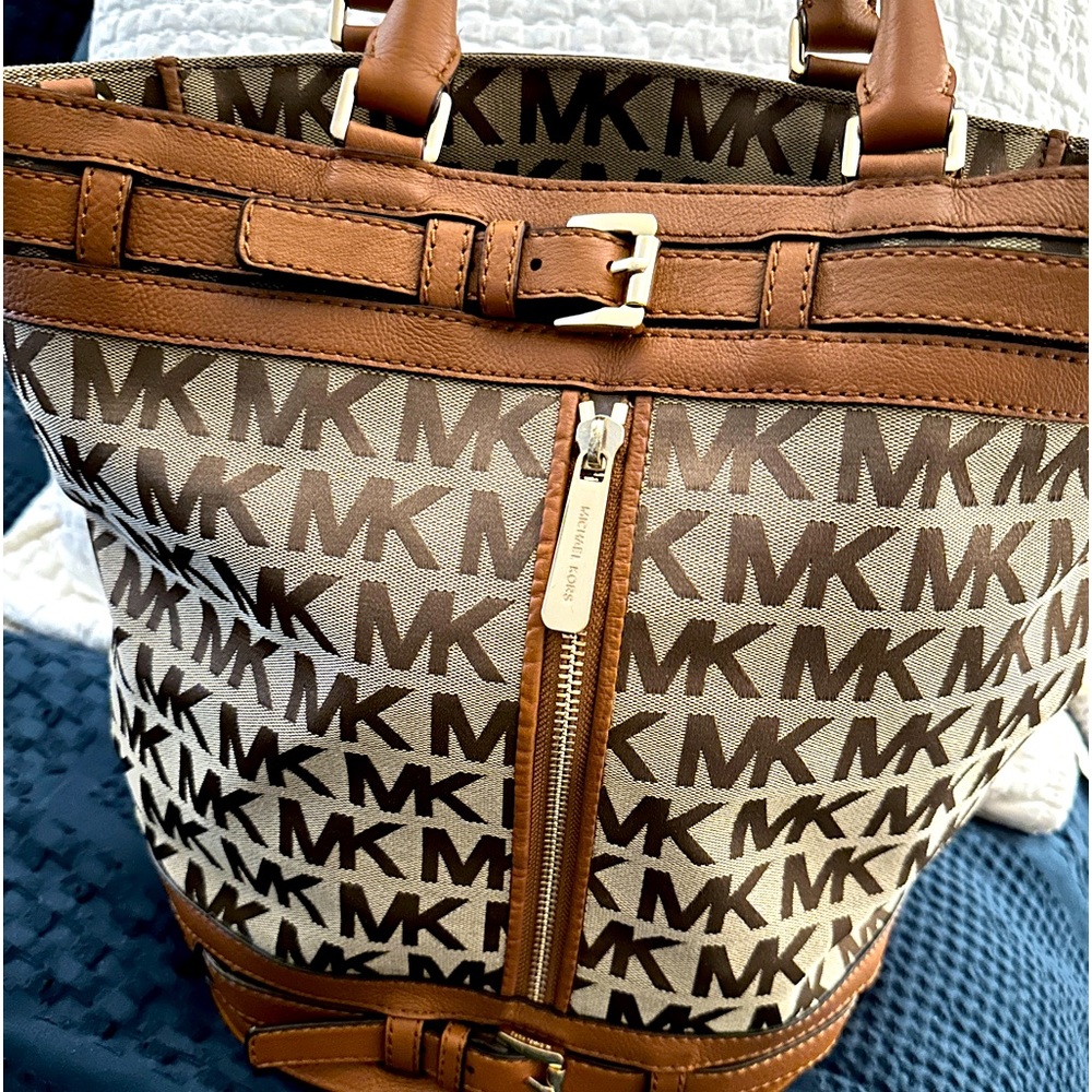Michael Kors Kingsbury Tote Bucket-Tan